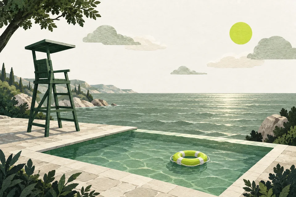 Una sedia da bagnino vuota accanto a una piscina che si apre in un mare di carta, con un salvagente lime.